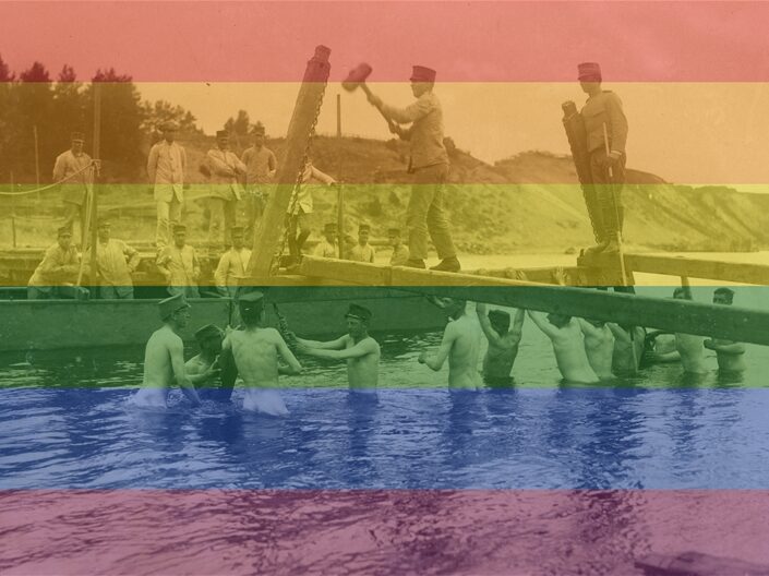 soldater som badar nakna i sjön. Bilden går i prideflaggans färger
