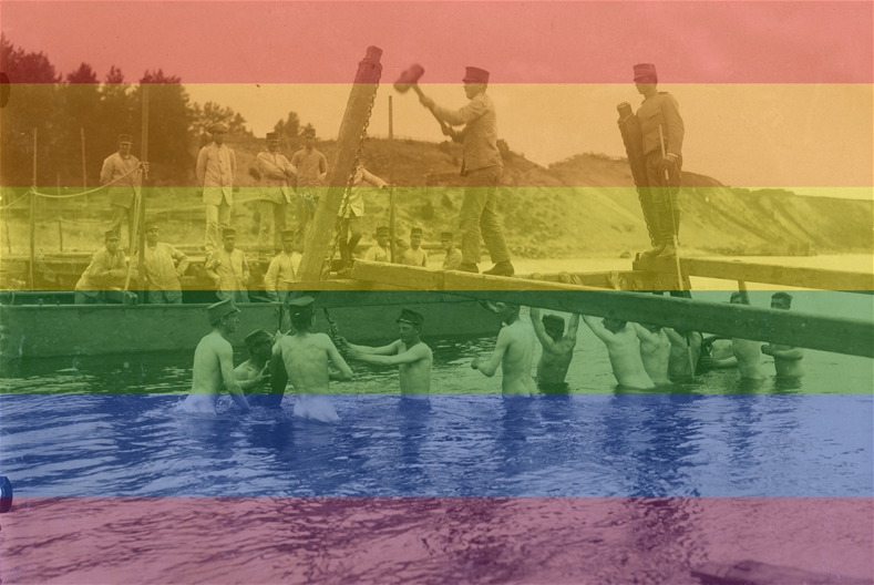 soldater som badar nakna i sjön. Bilden går i prideflaggans färger