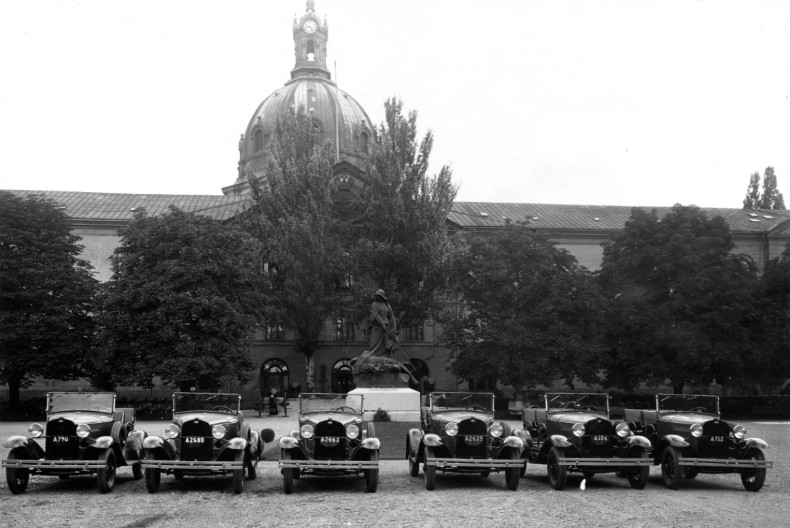 Armemuseum på 1920-talet. Bilar står parkerade framför museet.
