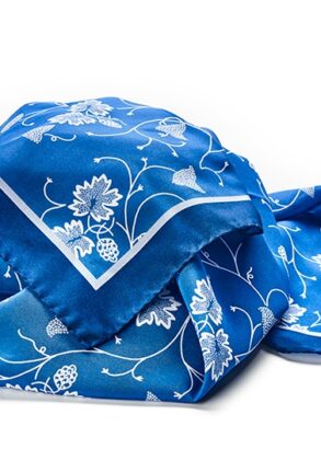 Silkesscarf i blått och vitt