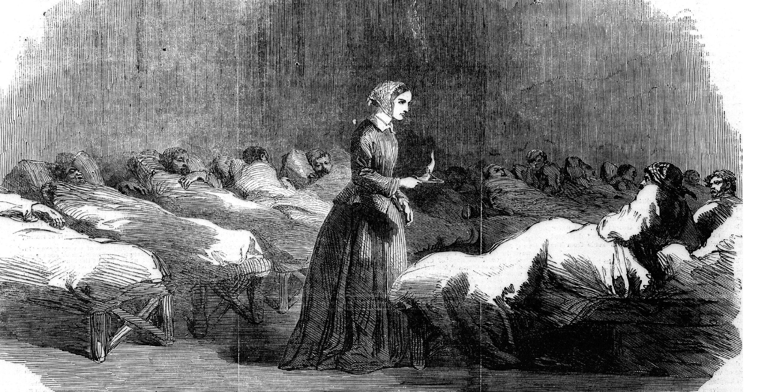 En kvinna med ljusstake i handen går runt i ett rum fyllt av människor i sjukhussängar.