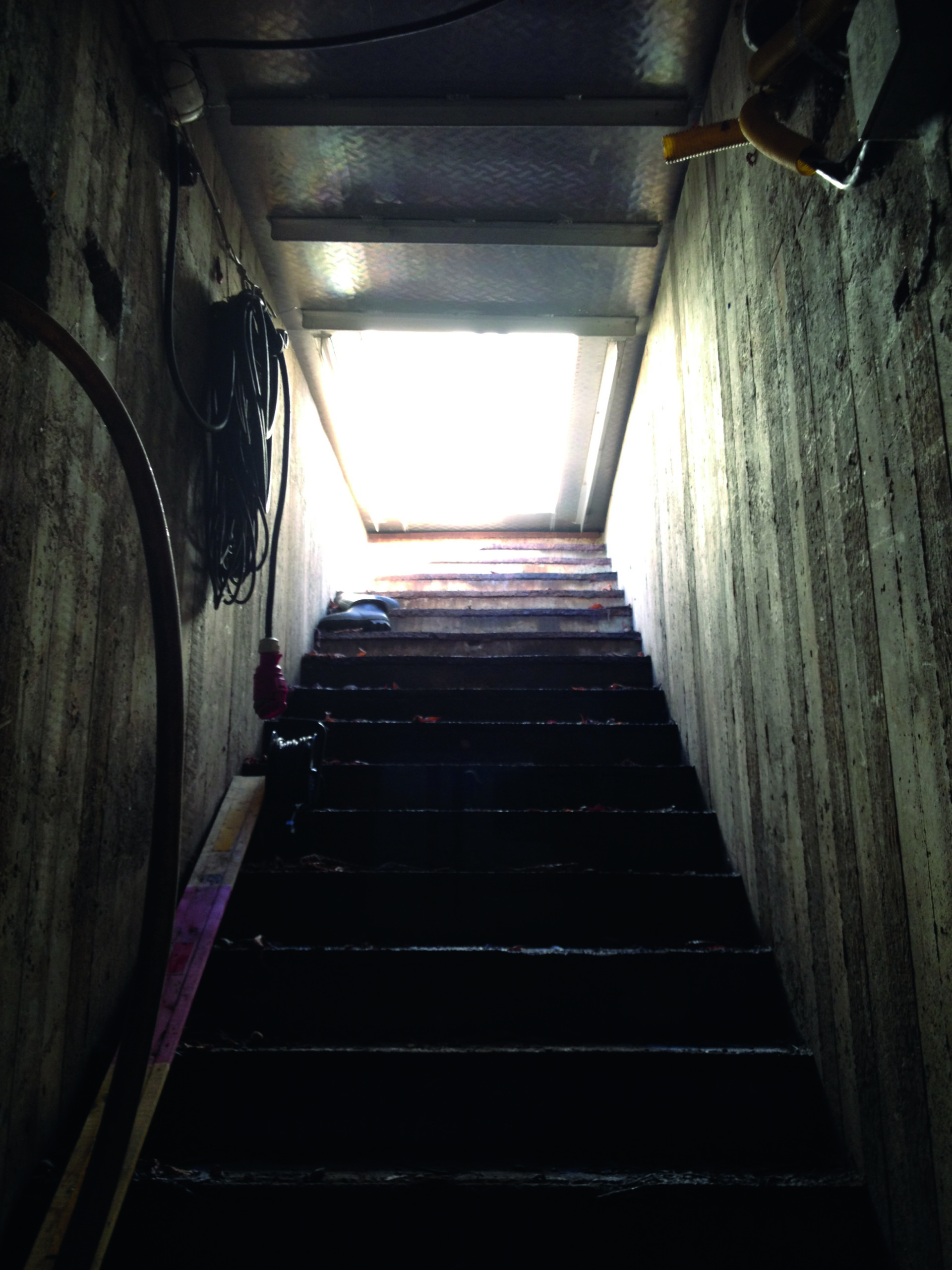 Branta trappor som leder upp ur ett skyddsrum.