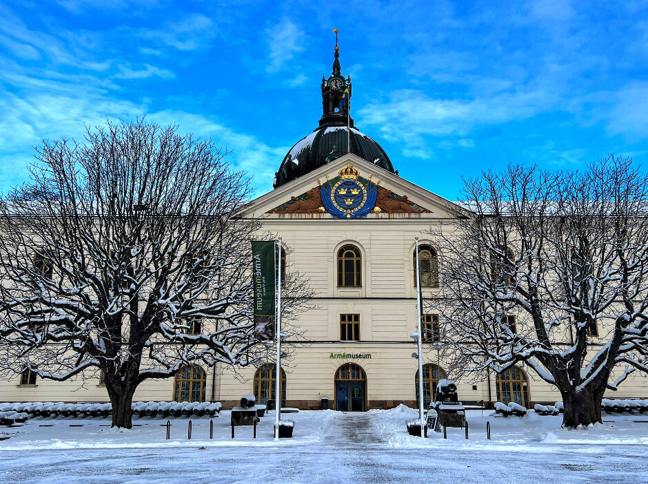 Armémuseums fasad i vinterskrud, med blå himmel och snö, fotograf Zandra Idenius