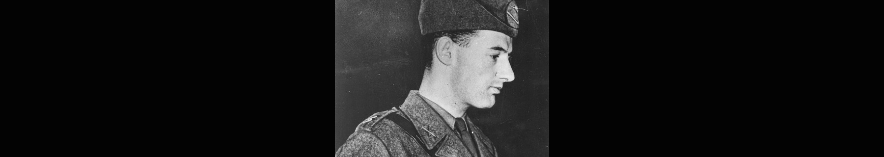 Ett svartvit foto av en man i profil, iklädd uniform.