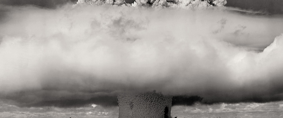 Ett stort grått moln som vid en atombomb.