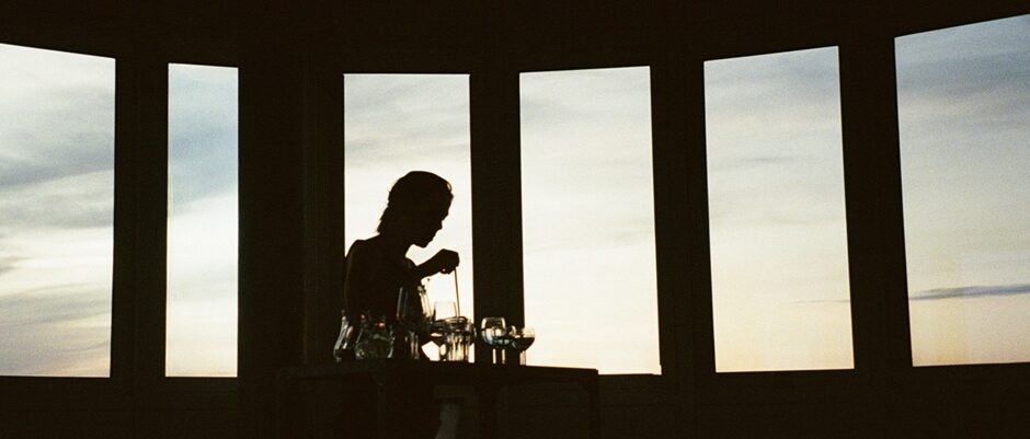 En person i motljus, spelar musik p&aring; olika glas.