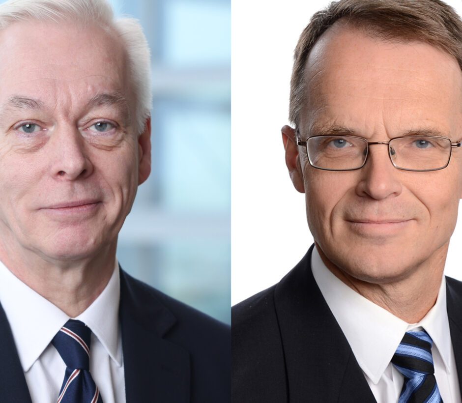 Tv&aring; m&auml;n i kostym och slips, tittar in i kameran.