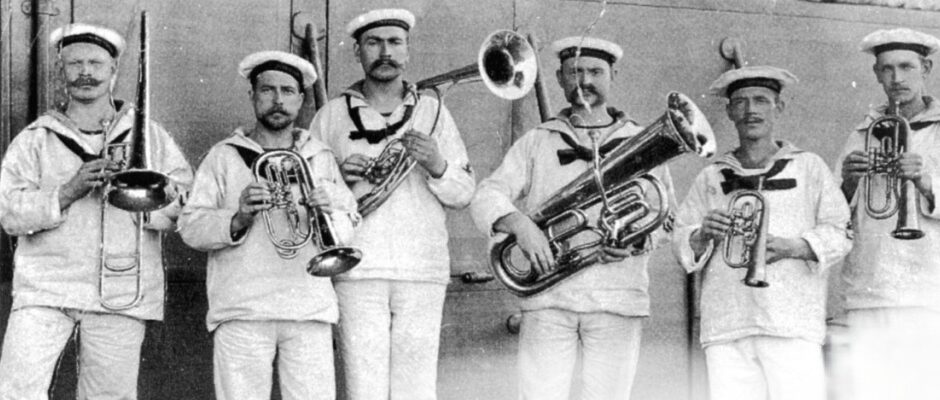 Ett &auml;ldre fotografi med musikanter